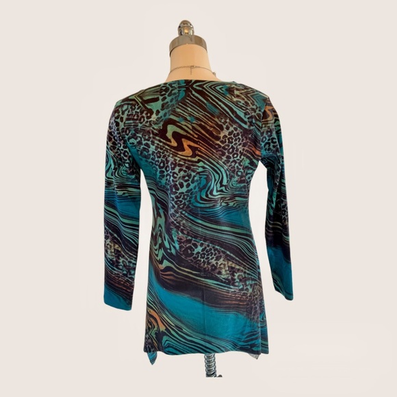 🌱 New Italian-Made aqua top. - Picture 2 of 3